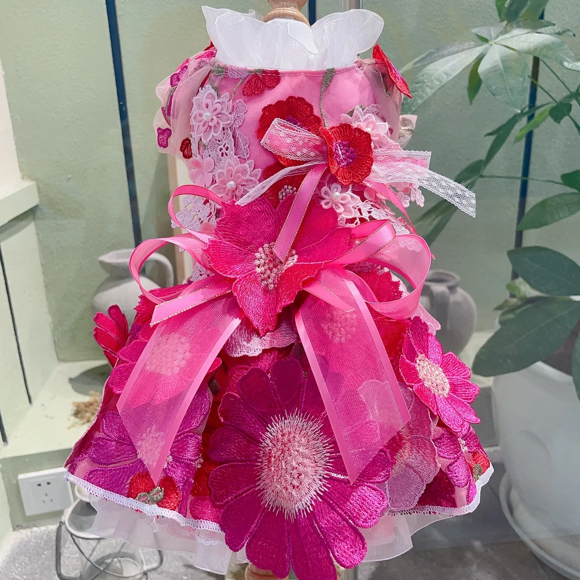 Imagem -04 - Vestido Artesanal de Girassol Bordado Renda Princesa para Cão Pequeno e Médio Rosa Vermelha Roupa de Estimação para Poodle Cauda Longa Luxo