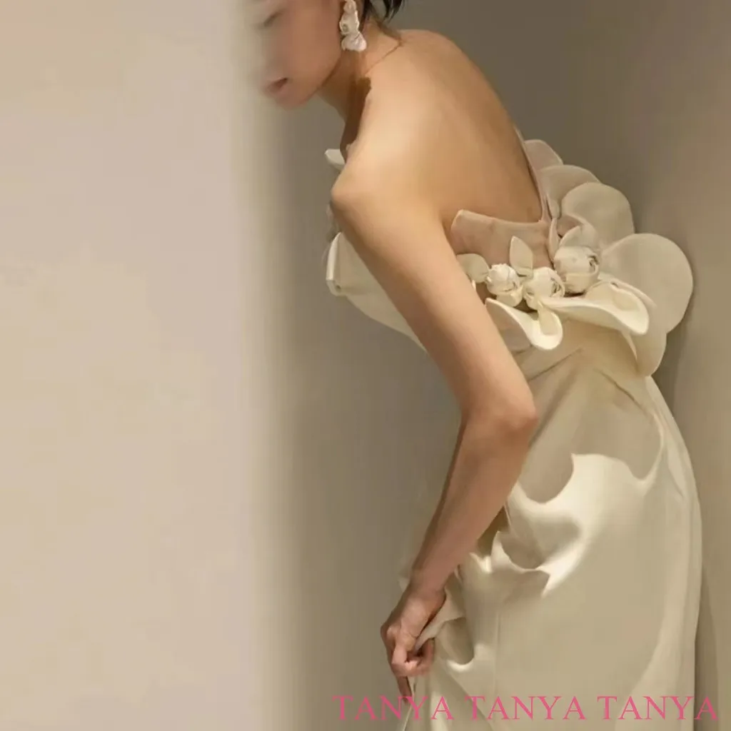 Elegant Wedding Dresses Simple Strapless Facncy Backless Decorated With Charming 3D Handmade Flowers Bridal Gown SWD0970