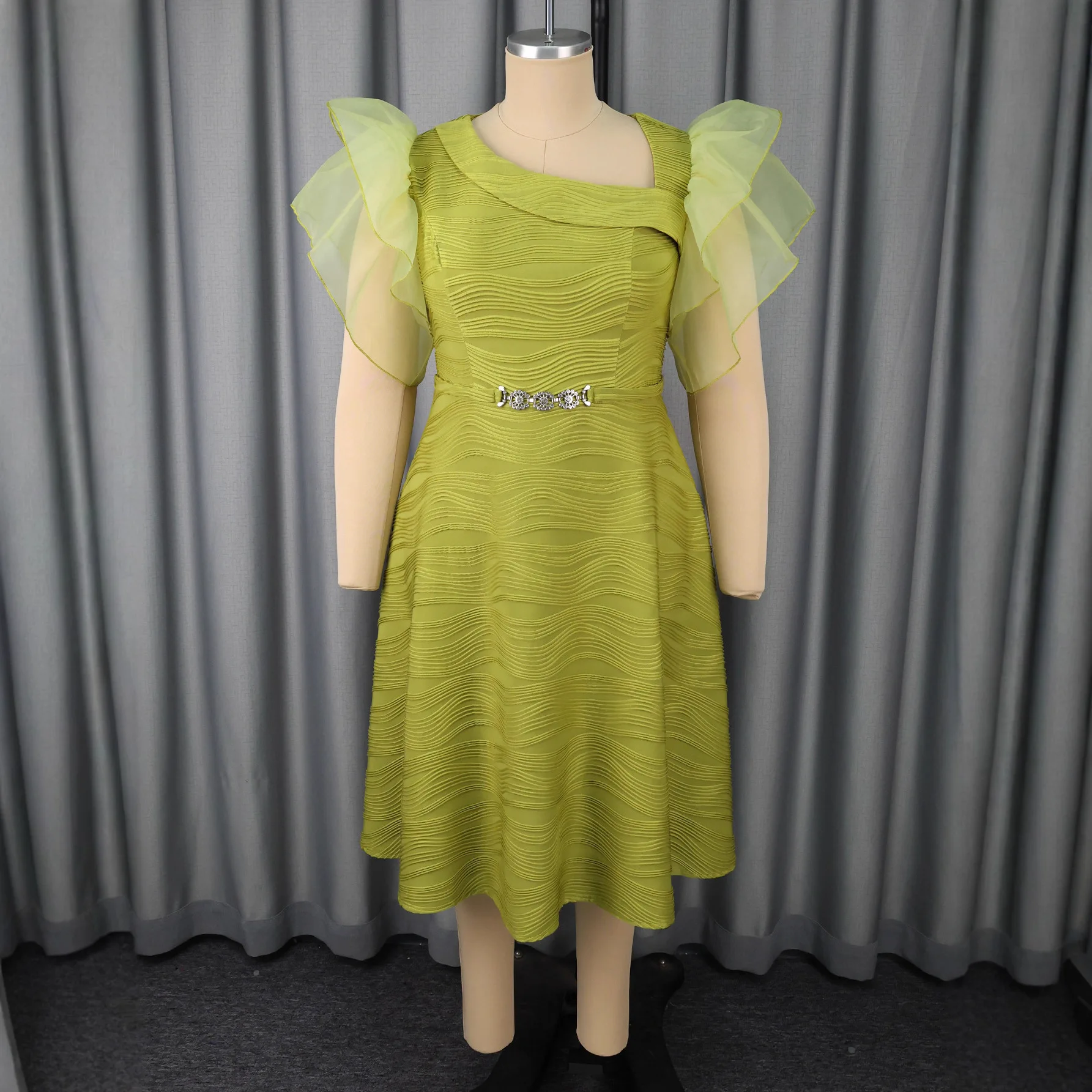 

Elegant Mid-Length Dress with Slanted Mesh Fabric Flying Sleeves Cinched Waist A-Line Silhouette for Party Wear