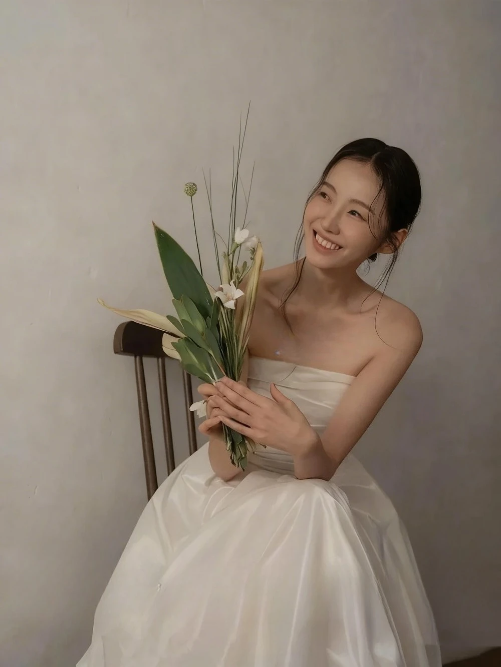 Customized Strapless Pleated Satin Wedding Dresses Simple Strapless A-line Floor Standing Bridal Gown Korean Solid Color Elegant