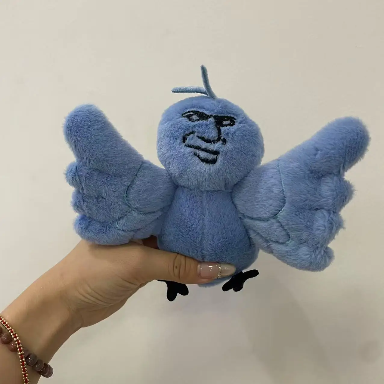 

Новинка 2026 года: 【 Birds Don't Bird You 】 Плюшевая игрушка-подвеска в виде синей птицы с мемным выражением, забавный подарок