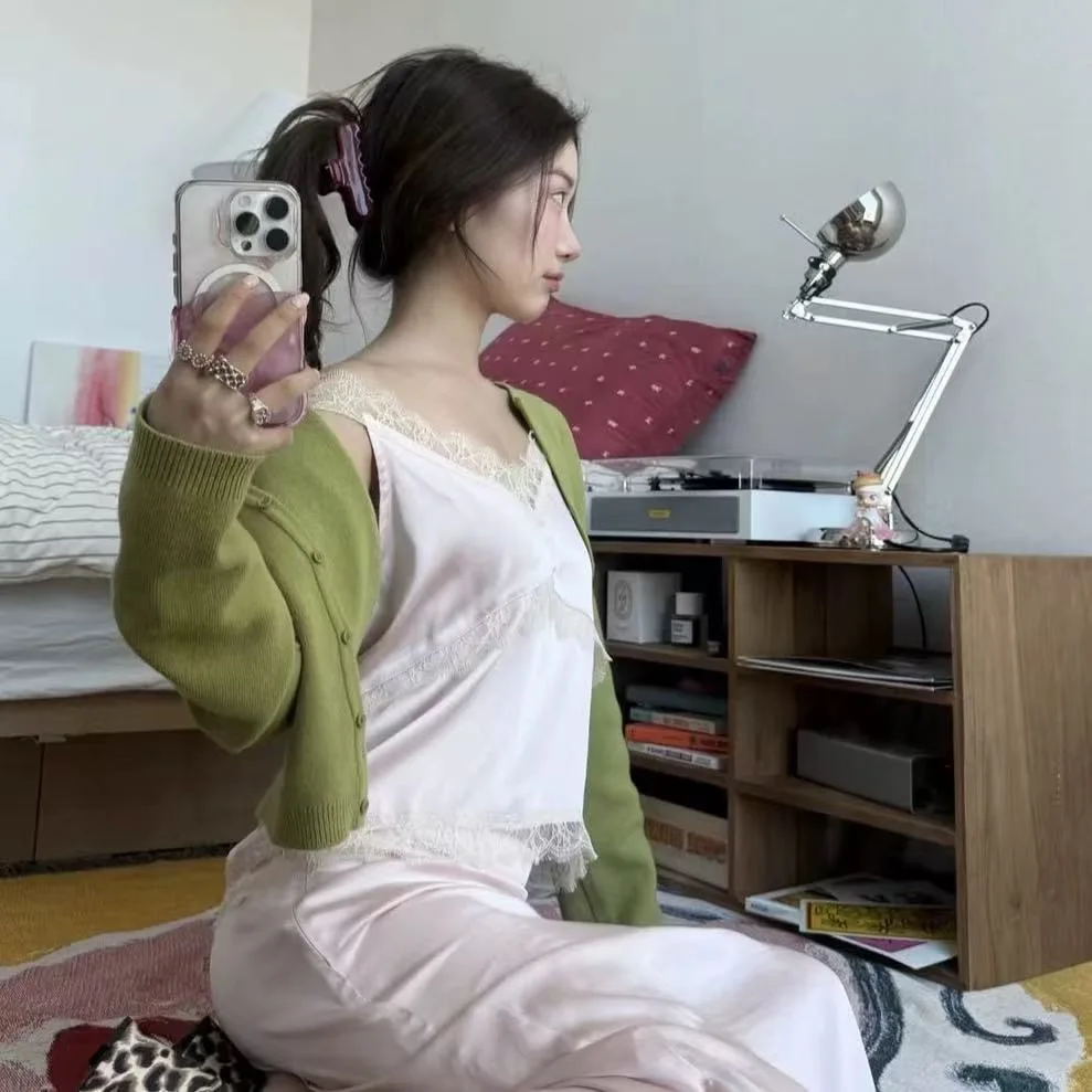 

Комплект из топа-халтера и юбки из глянцевого розового атласа с кружевом, женский, для офиса, свободный крой, укороченный, на одной пуговице