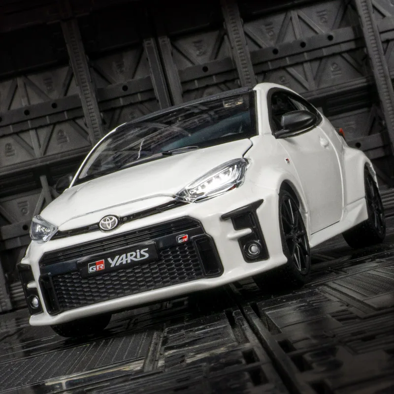 

Maisto 1:24 Toyota Yaris YARIS модель автомобиля из сплава, коллекция статических украшений, двухдверные игрушки для отправки подарков для мальчиков, хорошее качество