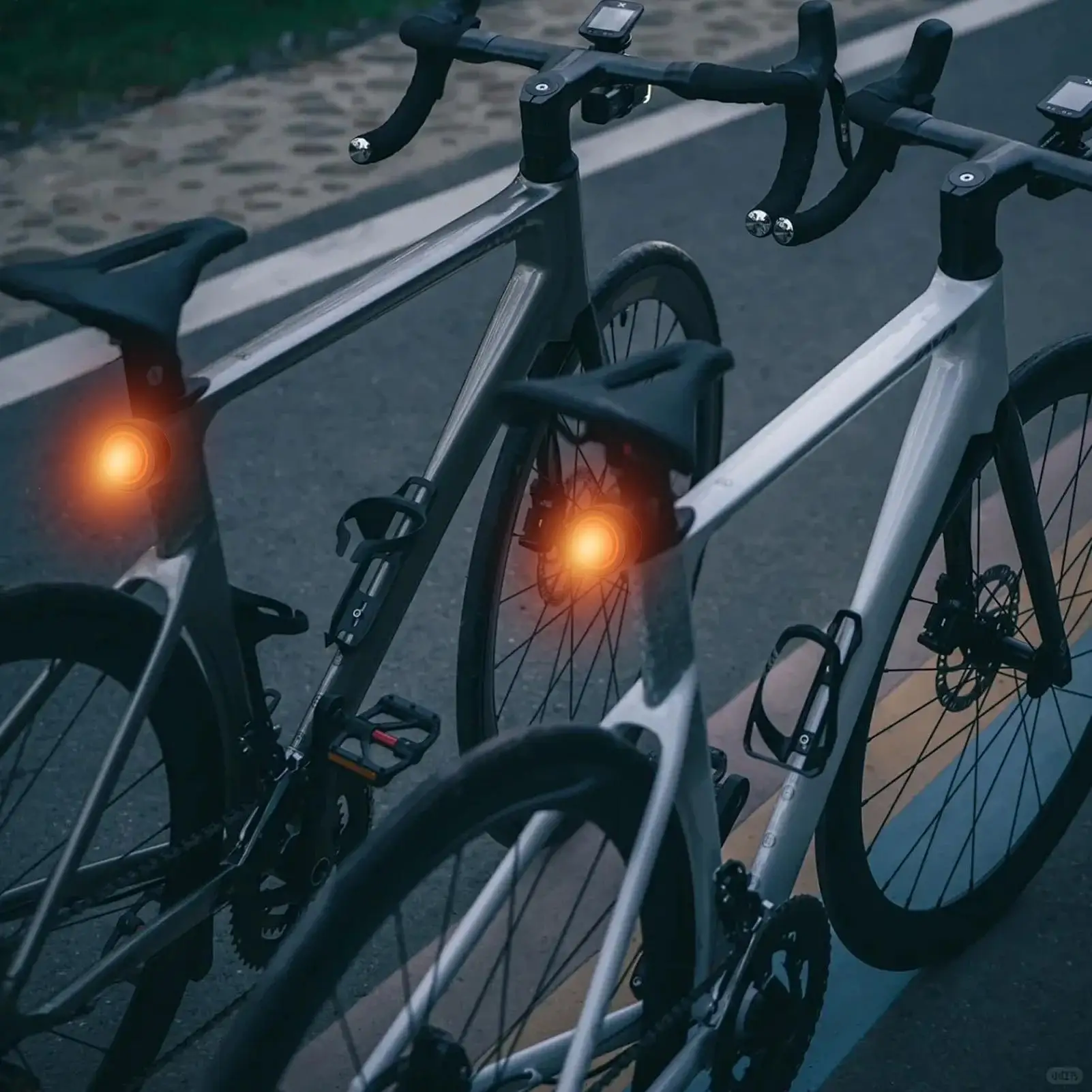 

Велосипедные задние фонари Яркий велосипедный светодиодный фонарь Фонарик безопасности Интеллектуальное предупредительное освещение с 5-режимными магнитными аксессуарами для велосипеда