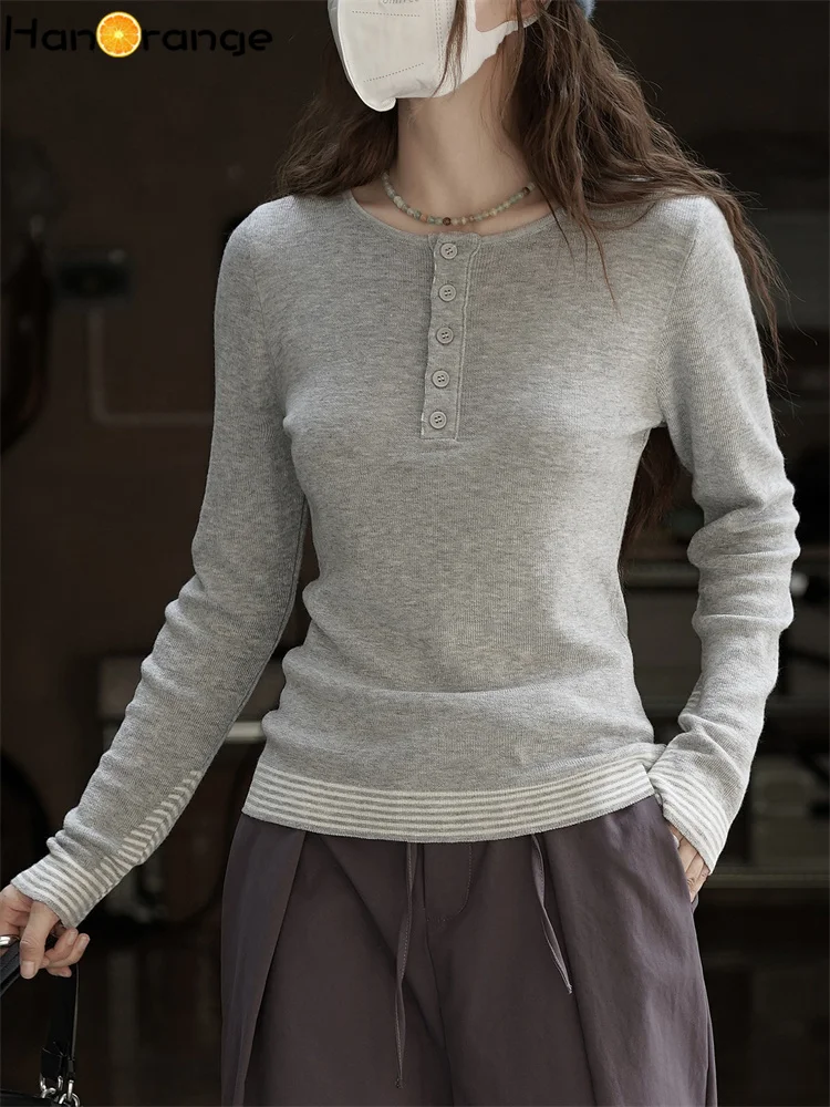

HanOrange 2025 осень/зима модная простая полуоткрытая полосатая контрастная вязаная рубашка женский приятный для кожи топ белый/серый