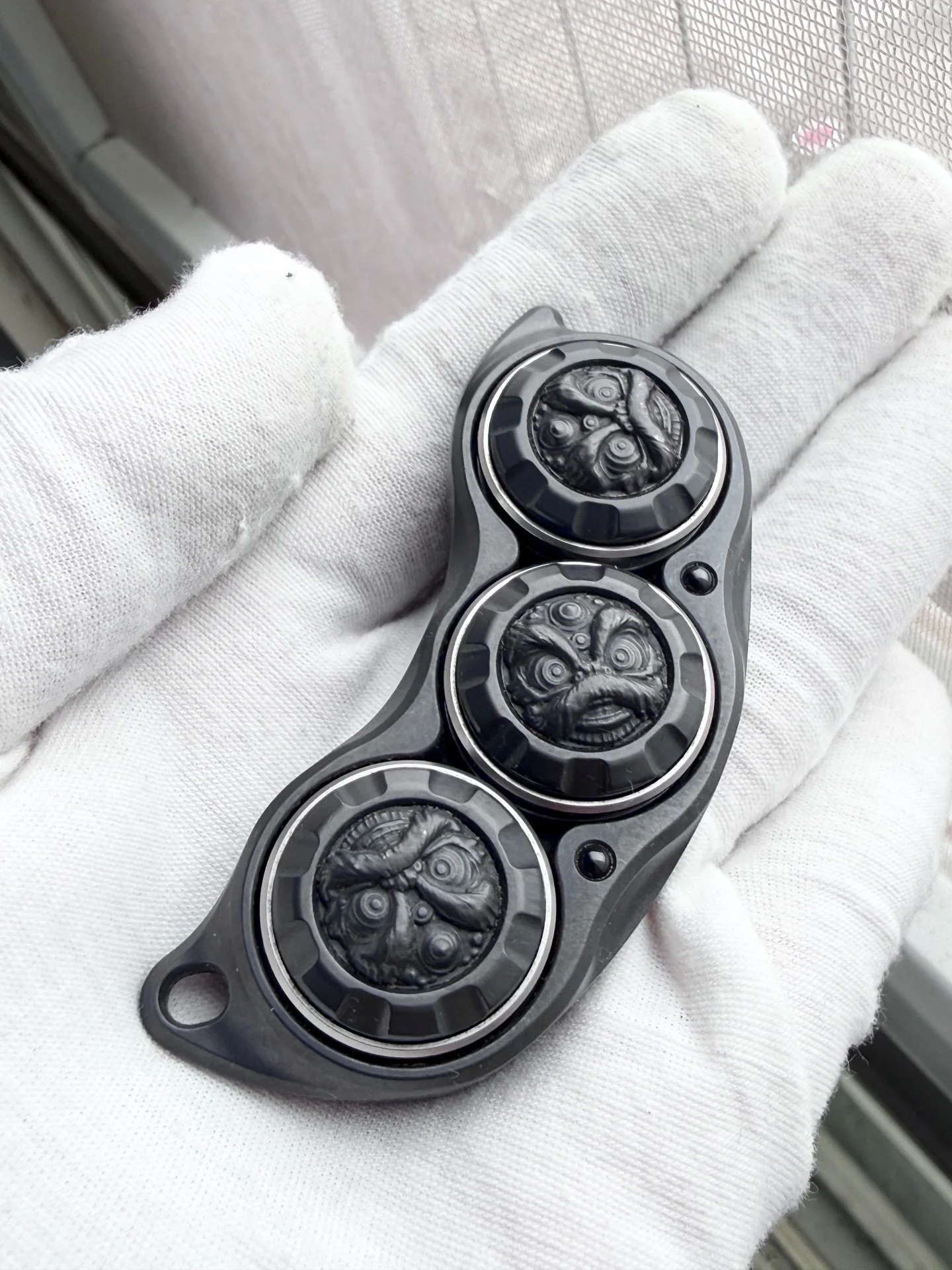 Used EDC TK Pea Pod Lion Model, Metal Card Pusher Pod Magnet Sprocket Fidget Spinner