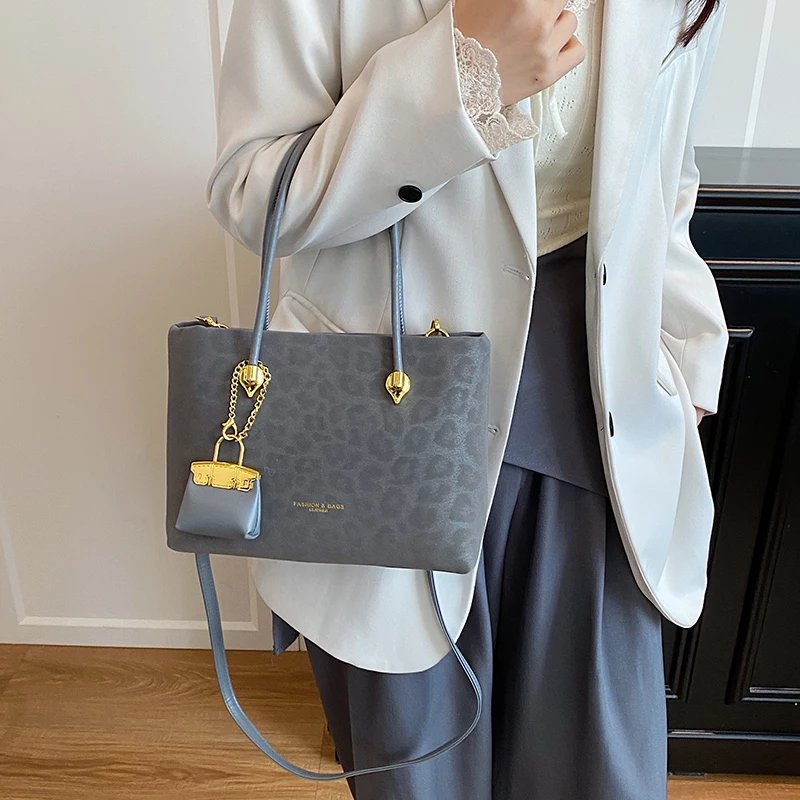 

High End Women Fashion Luxury Leather Tote Bag Elegant Designer Shoulder Handbag Ideal For Daily Urban Commuter Lifestyle