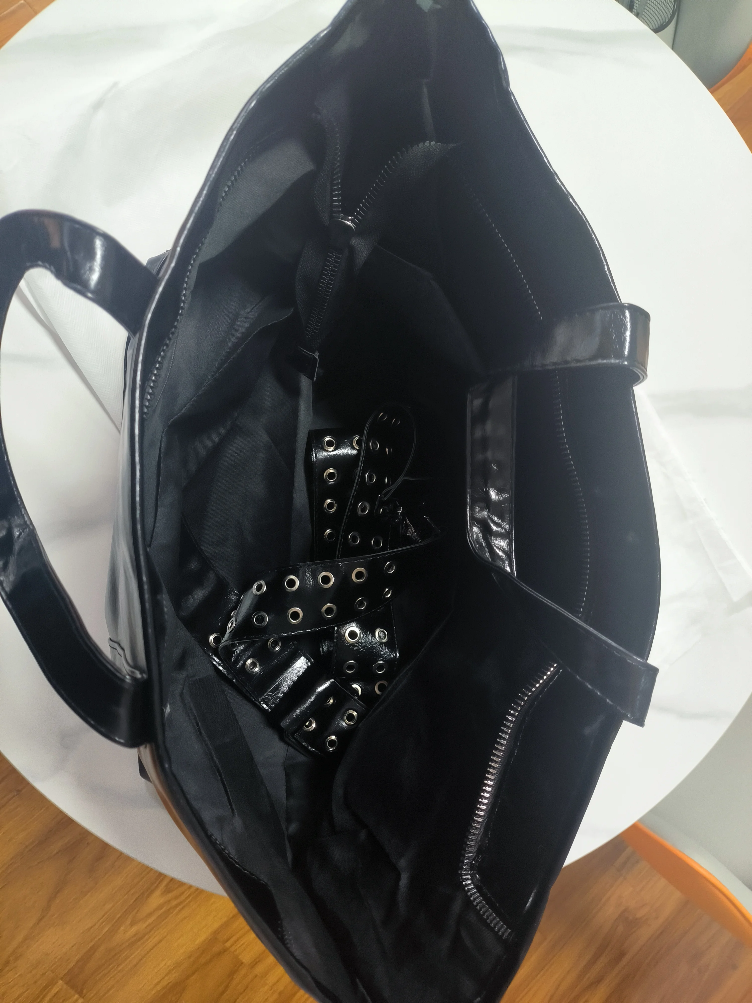 Vintage Distressed Tote Bag mit Kreuznieten, Große Unisex Umhängetasche, Reißverschluss-Handtasche aus Cracked PU für Damen – Detail 15