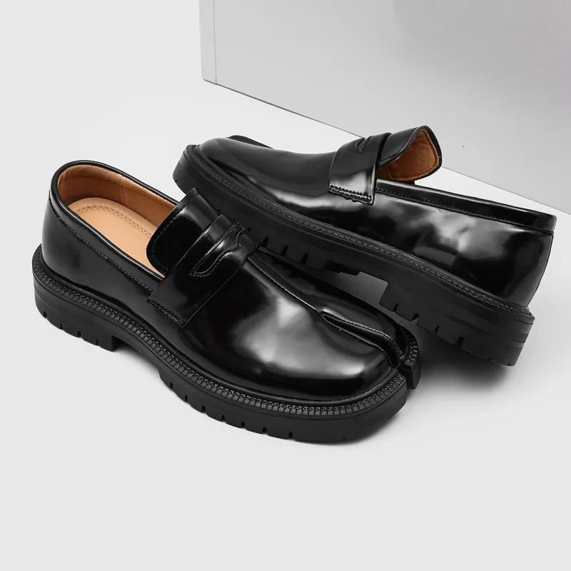 

High-end Designer Split Toe Tabi Men's Sneakers and Casual Shoes Fashion Retro Leather Slip-On Loafers Men Shoes Tenis Masculino