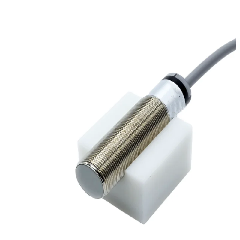 Brand new genuine proximity switch CR12XCF04DNCY-E2  CR12XSCF04DPOY  CR12XCN08DNCY  CR12XSCN08DPOY-E2  CR18XCF08DNOY