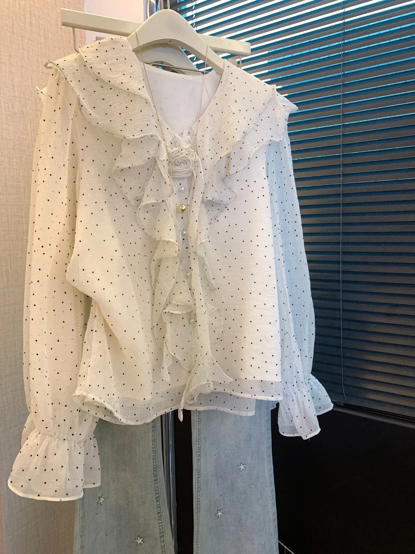 

Elegant V-neck Polka Dot Long Sleeve Chiffon Shirt Women's Spring New Loose Age-defying Fashionable Top with Lace Hem