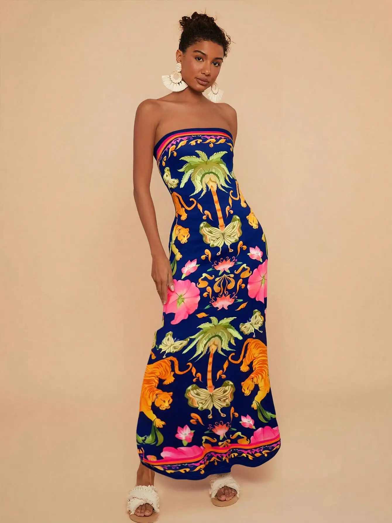 

Яркое макси-платье без бретелек с тропическим принтом для летнего отдыха