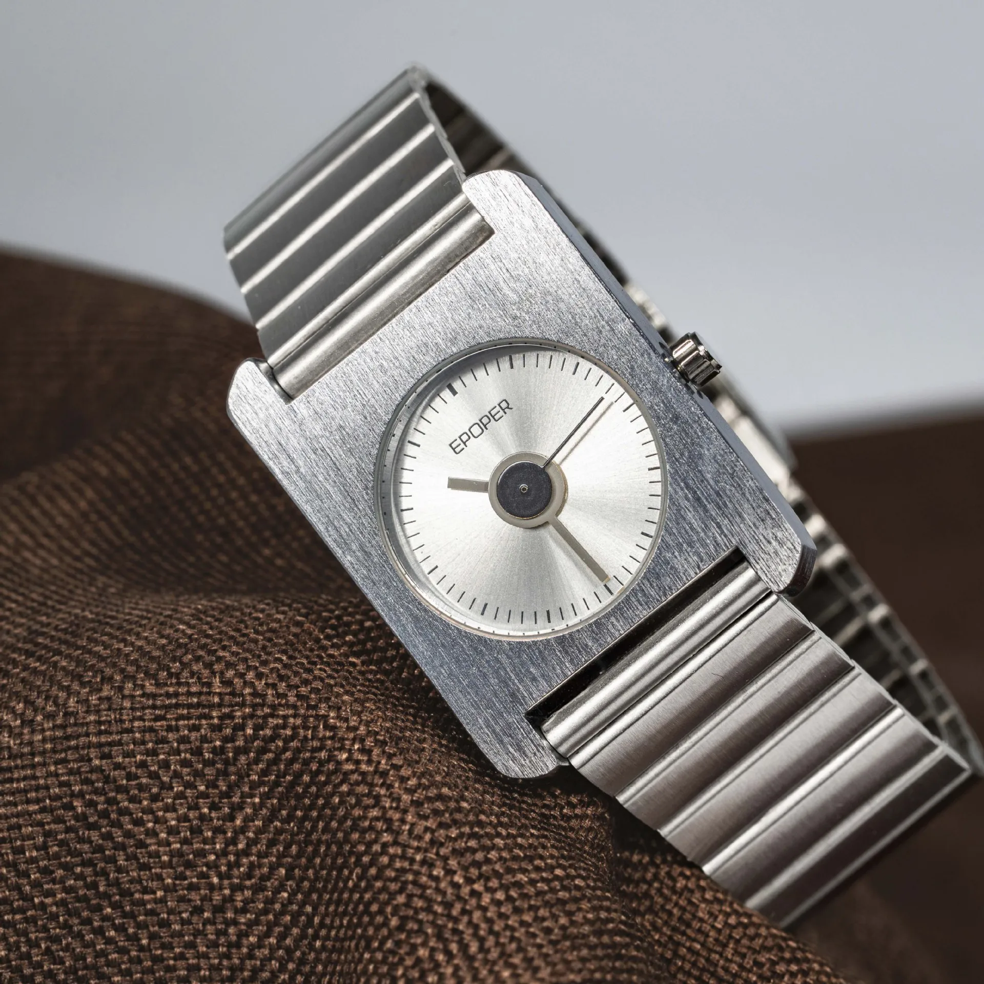 Elegant women's wristwatch, sophisticated and minimalist design with contrasting colors, high-value steel band quartz watch.