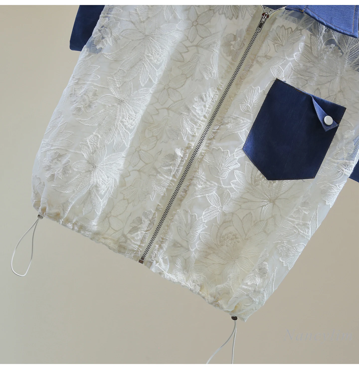 Camicia senza maniche abbinata ai colori ricamati, camicetta sottile in vita con coulisse e cerniera in pizzo allentato estivo 2025 da donna