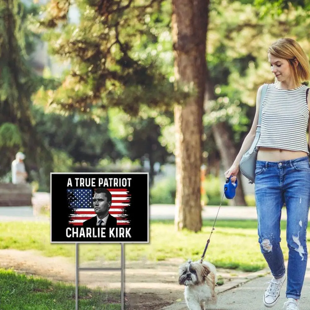 حصة معدنية مزدوجة الجوانب من True Patriot Charlie Kirk Justice Logo فناء لافتات معدنية لإدخال بطاقة الحديقة الخارجية