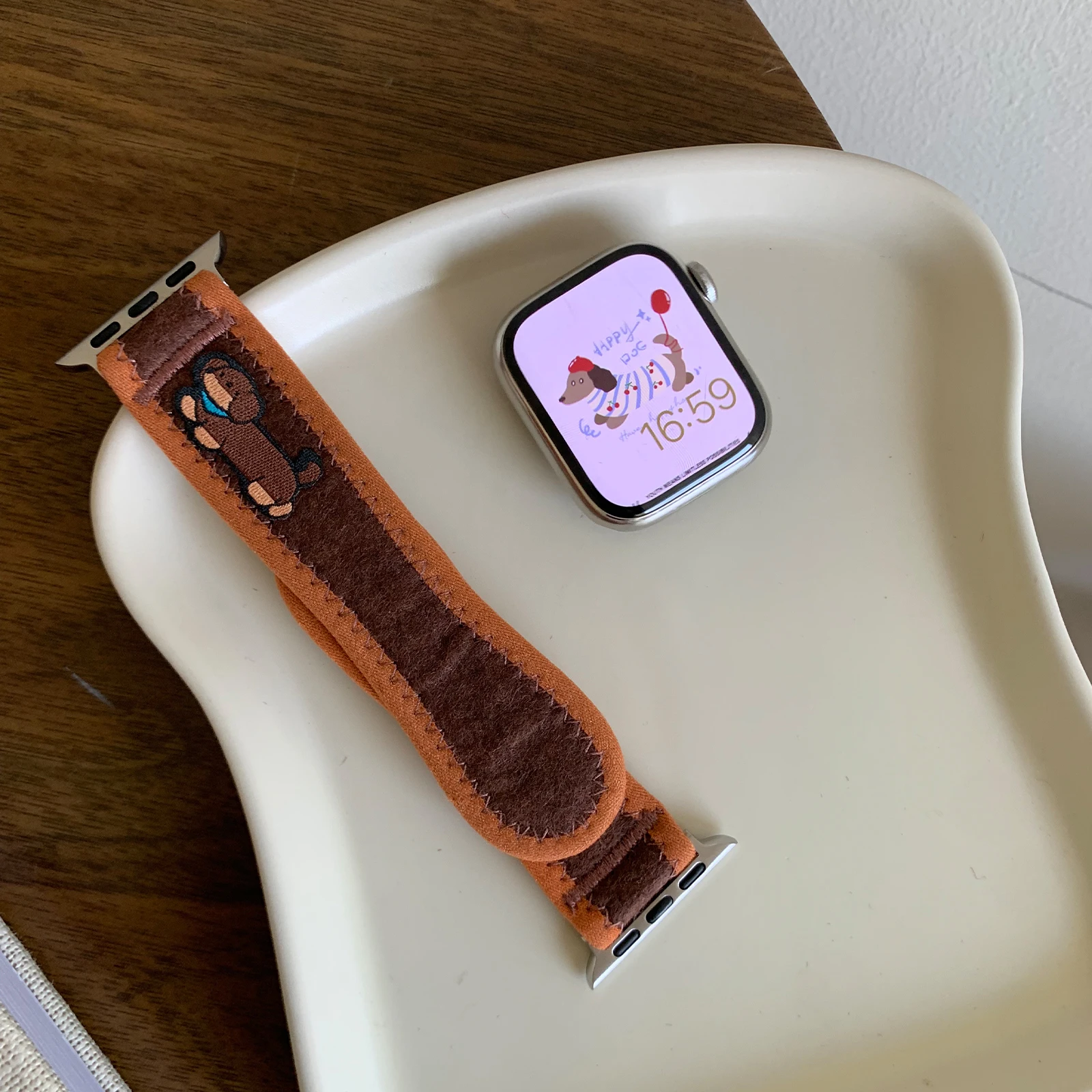 Cinturino in cartone animato per cinturino Apple Watch Bracciale con elementi di fissaggio a gancio e anello per cani adorabili con Iwatch9876SE Ultra40 41 44 45mm Polso per ragazze