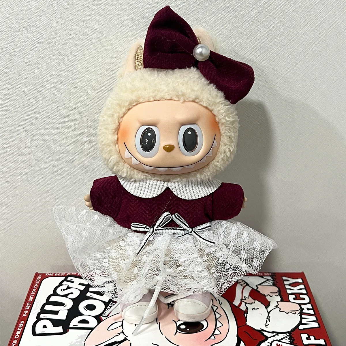 Bellissimi vestiti da 17 cm per labubu Accessori per bambole Giocattoli per ragazza Abito da cameriera Sciarpa con gonna in pizzo bianco Fiocco rosa Tuta da cowboy regalo