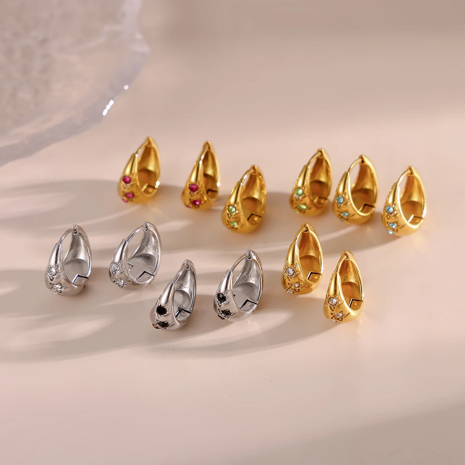 CARLIDANA تصميم ريترو بسيط عالي الجودة من الفولاذ المقاوم للصدأ مطلي بالذهب الأطواق Huggie أقراط متعددة الزركونيا للنساء #3