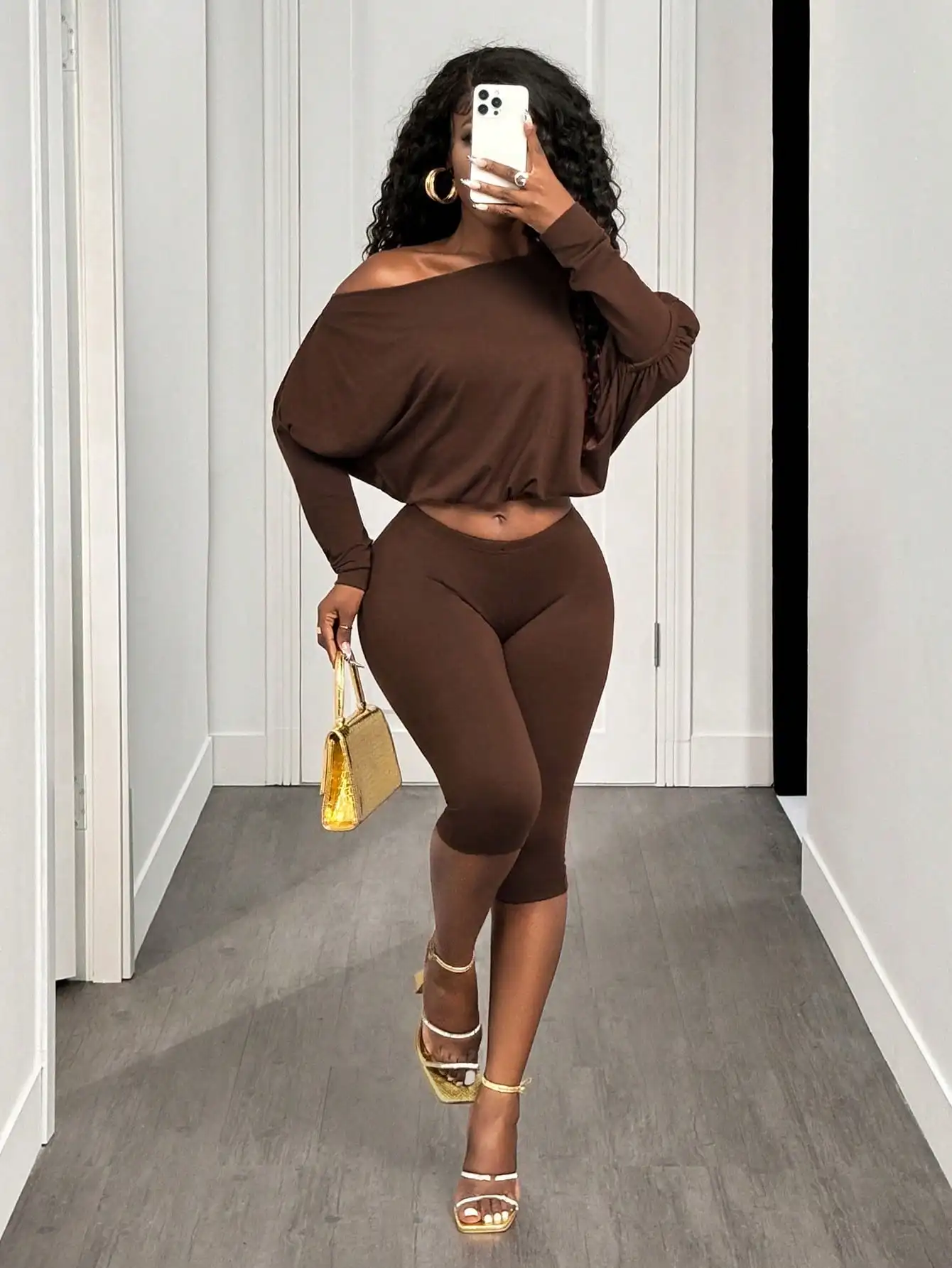 

Коричневый комплект из укороченного топа с открытыми плечами и длинными рукавами и брюк-капри