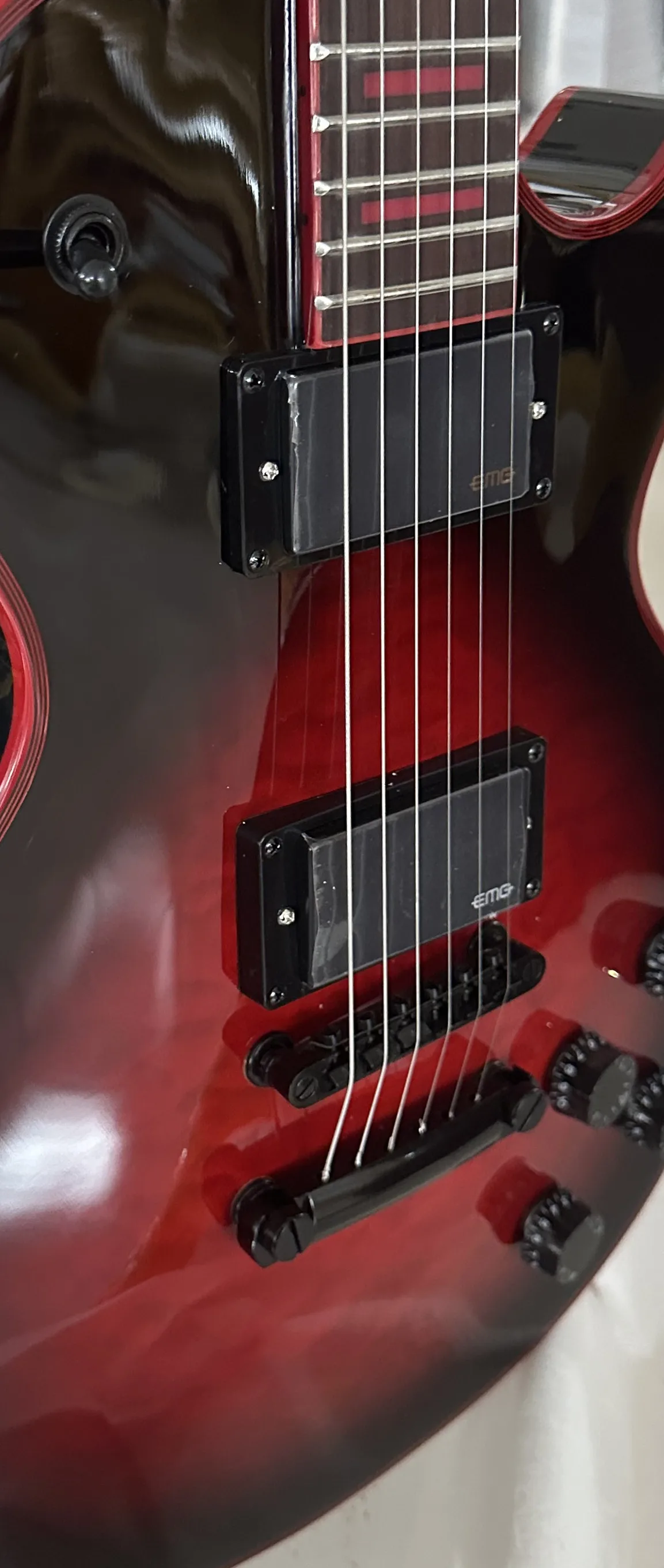 

Customized electric guitar, red large flower caston, black EMG pickup, black accessories, lightning package
