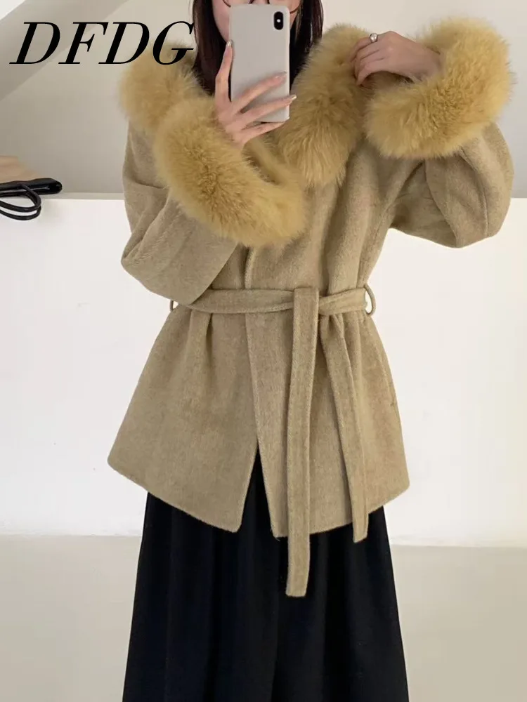DFDG 2025 AW المرأة قصيرة مزدوجة الوجه الصوف معطف مقنع للإزالة الثعلب الفراء طوق الحد الأدنى مصمم نمط وصول معطف