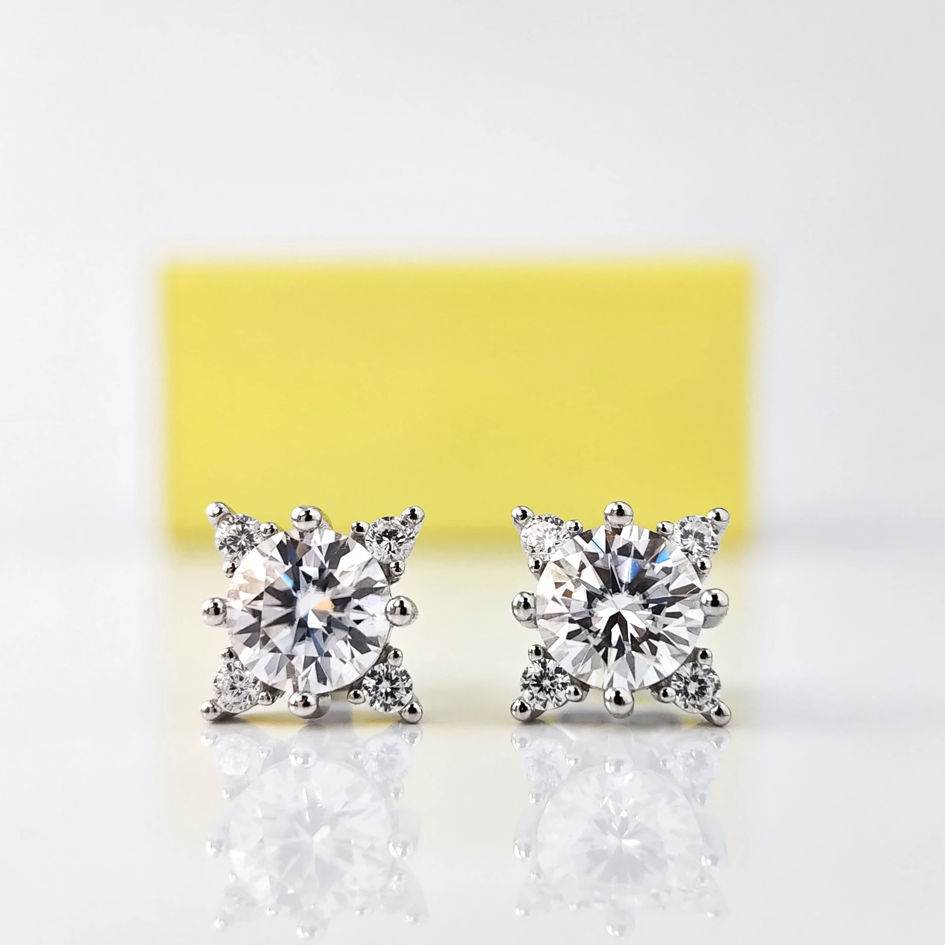 1pair 0.5/1Carat Shimmering Eight-point Star Moissanite Stud Earrings, 925 Silver Four-prong Set Earrings.