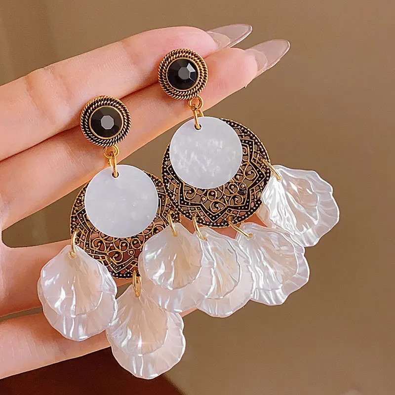 

Sexy and exaggerated shell French retro Baroque earrings for outdoor vacations, banquets, dates, wearing jewelry ear studs