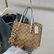 Elegante Wickeltasche für Damen: Große minimalistische Ledertasche, trendige Vintage-Umhängetasche mit Paris-Schriftzug-Logo.