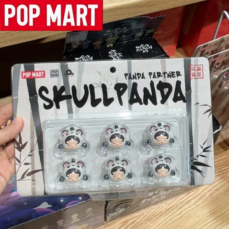 

POP MART SKULLPANDA Series POPBEAN CHENGDU LIMITED PANDA PARTNER: Коллекционная аниме-фигурка-игрушка в закрытой упаковке, подарок для девочек на фестиваль