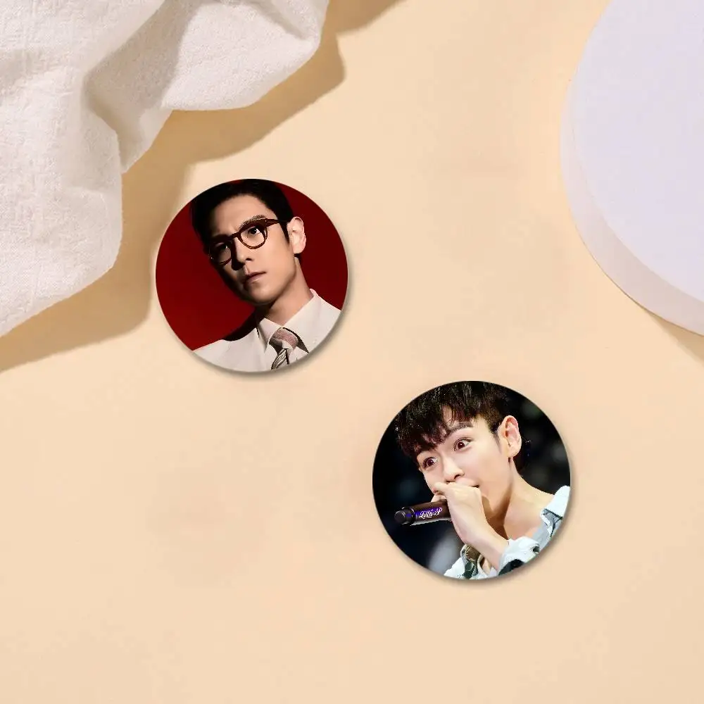 الكورية المشاهير المغني T-TOP شارات أنيمي شارة ليزر مستديرة الكرتون بروش الملابس ظهره اكسسوارات التلبيب