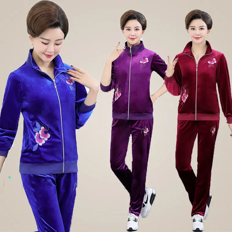 

Autumn 2022 New Golden Velvet Women's Fashion Embroidered Sportswear Two-piece Leisure Suit For Middle-aged And Elderly Women