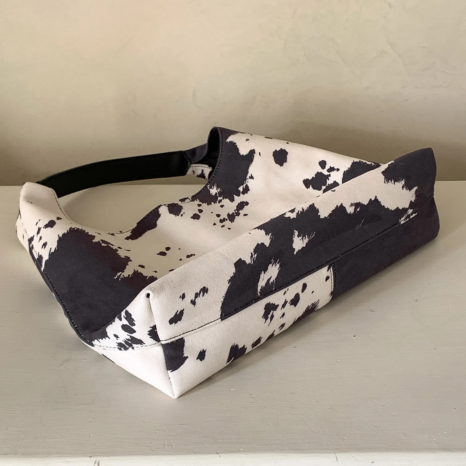 حقيبة يد نسائية بطبعة بقرة حقيبة كتف ذات سعة كبيرة حقائب يد عصرية غير رسمية تحت الإبط للسفر والتسوق والعمل للاستخدام اليومي