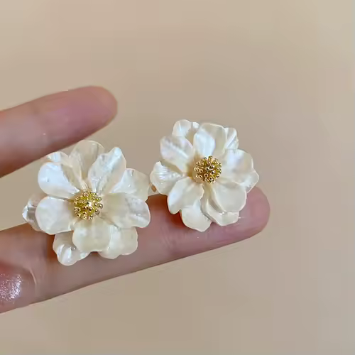 White Acrylic Flower Women's Stud Earrings Folded Florals Korean Fashion Sweet Petals Irregular Female Earrings 2025 new in - Image 4