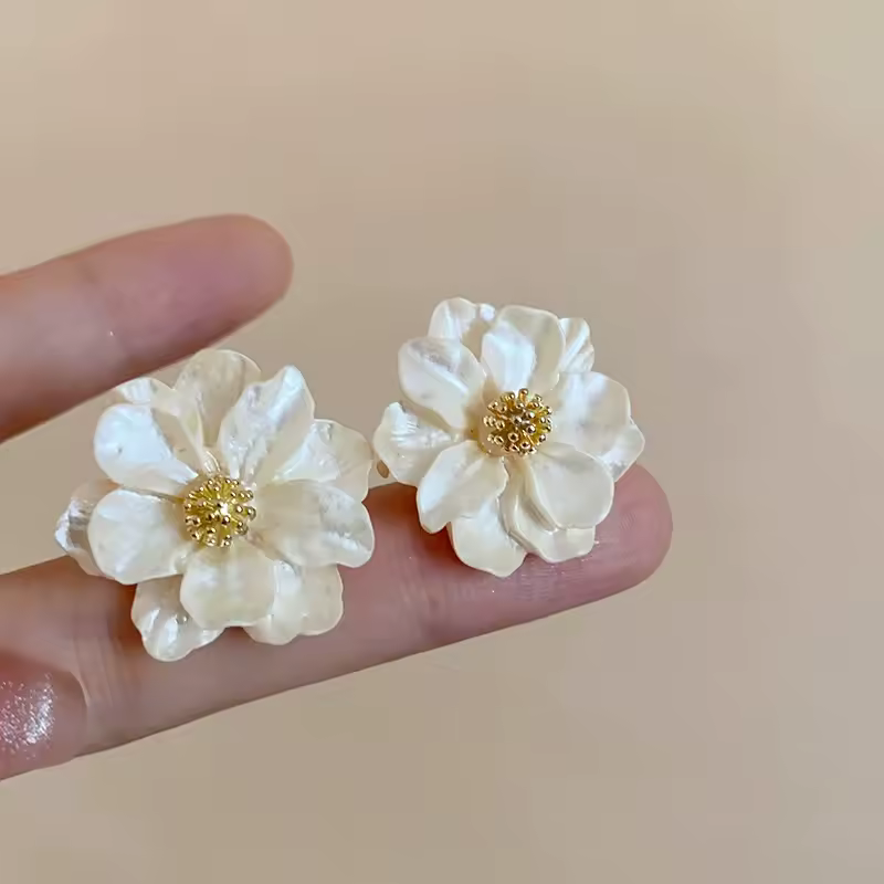 White Acrylic Flower Women's Stud Earrings Folded Florals Korean Fashion Sweet Petals Irregular Female Earrings 2025 new in - Image 4