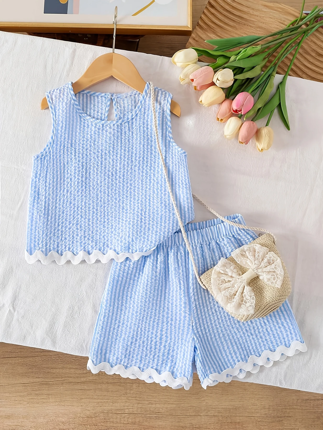 Zweiteiliges Set für Mädchen in Blau und Weiß mit Streifenmuster: ärmelloses Oberteil mit Seersucker-Textur und gewellten Saumdetails, kombiniert mit – Detail 3
