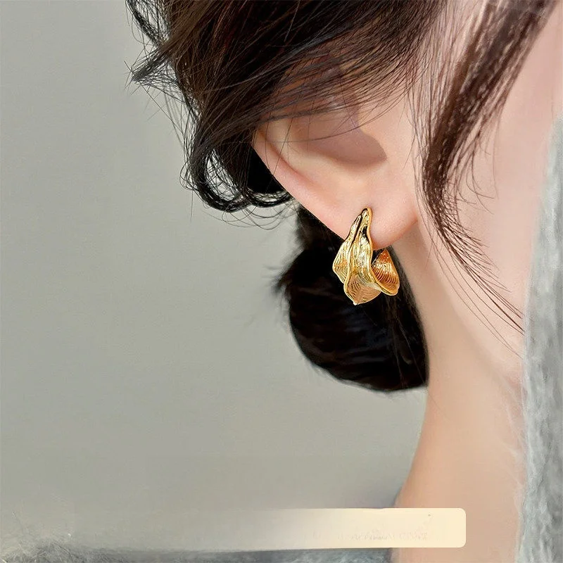 saptefamou-golden-metal-retro-luxury-women's-earrings-elegant-unique-high-end-feelings-fashionable-jewelry-ear-cuffs