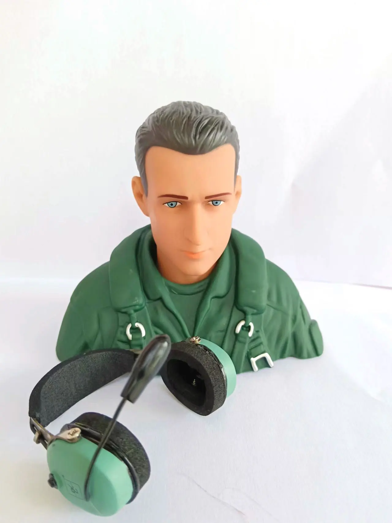 Model plane pilot 1/5-1/4 pilot with movable head and movable headset  Pilot figure