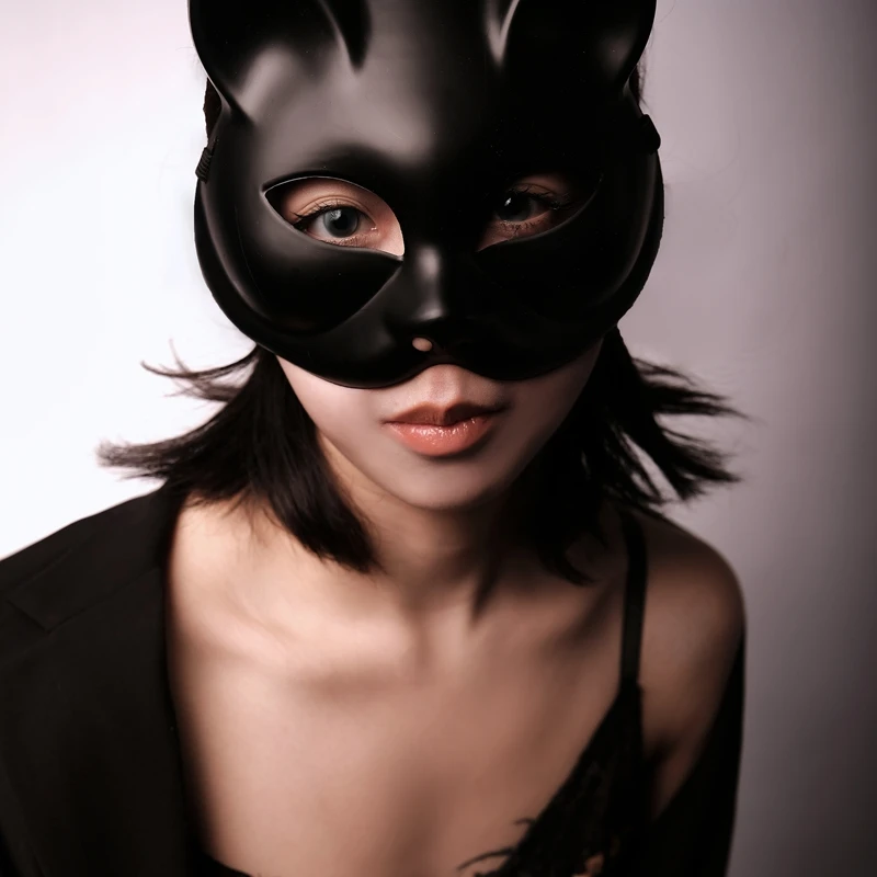 

Lady half-face cyberpunk party influencer black-gold fur kitten fox Wu Yanzhu mask animal Halloween