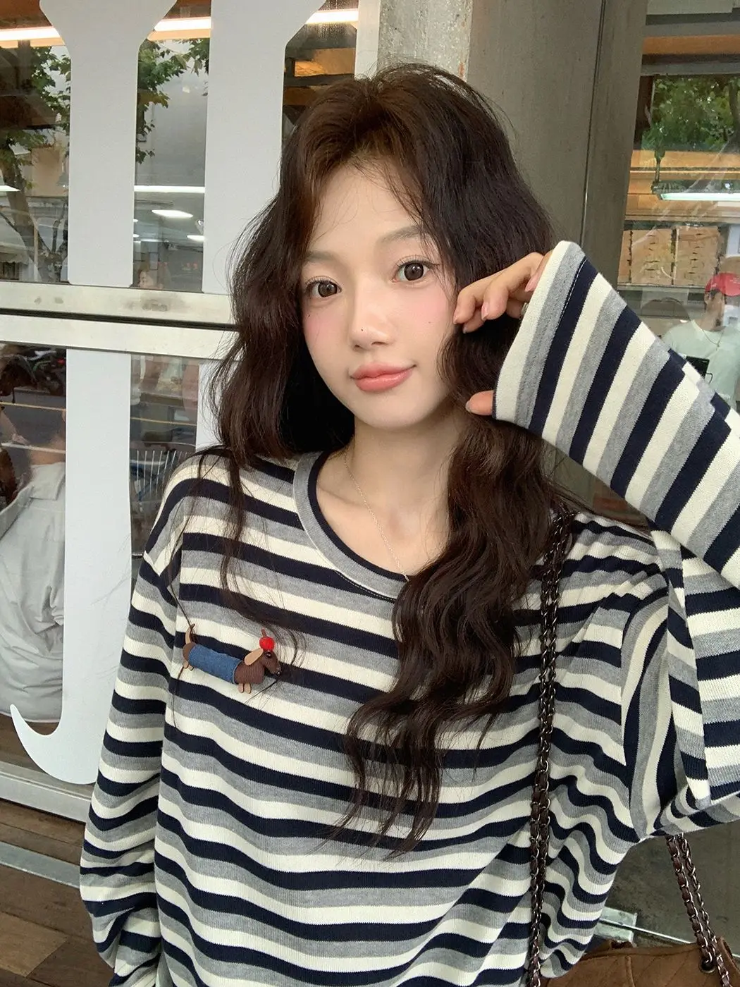 ルーズフィット韓国風ストライプ柄ロングスリーブレディースTシャツラウンドネックニットベースシャツソフトコットンカジュアルトップ