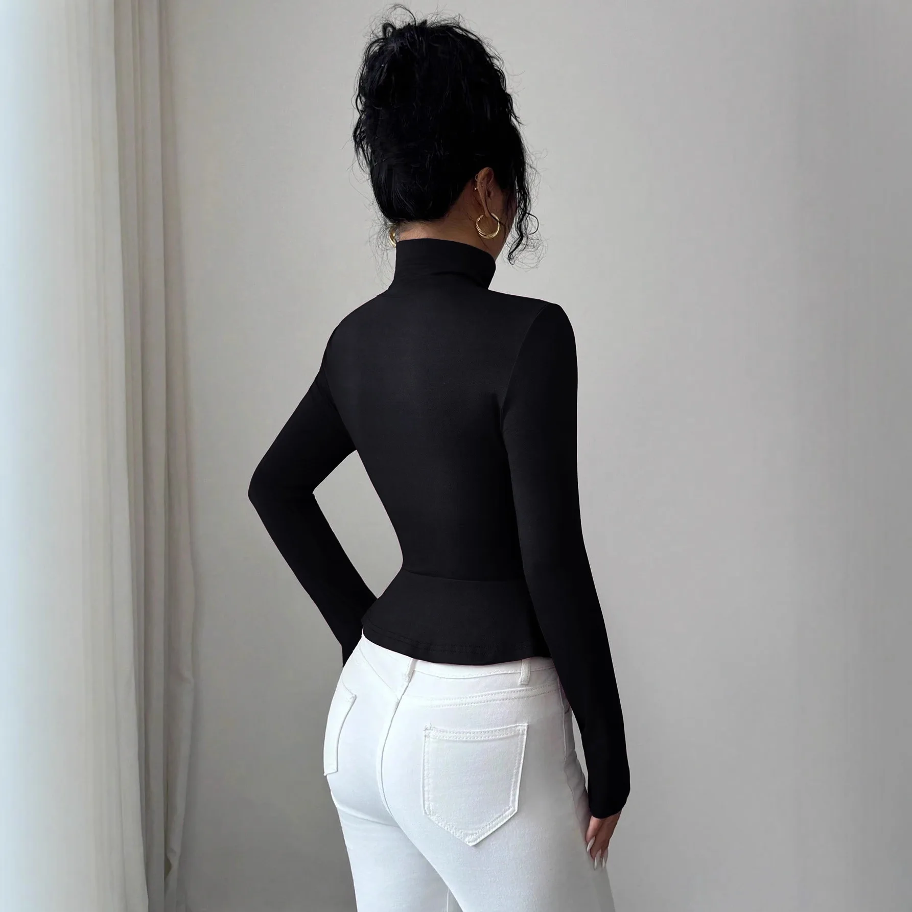 เสื้อผู้หญิงทรงเข้ารูป แต่งจีบ ประดับหัวเข็มขัดโลหะรูปดอกกุหลาบ คอสูง รุ่นใหม่ ฤดูใบไม้ร่วงและฤดูหนาว ปี 2026 จากยุโรปและอเมริกา