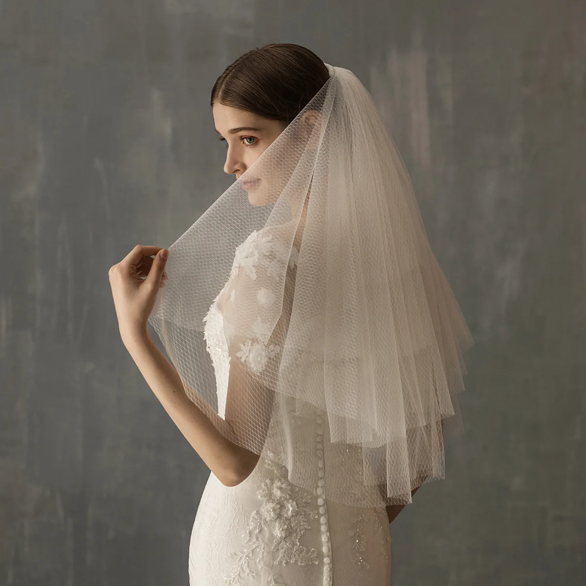 

V622 Multi-Layered Diamond-Shaped Mesh Mid-Length Bridal Veil with Metal Hair Comb, European and American Style Bridal Wedding Veil
