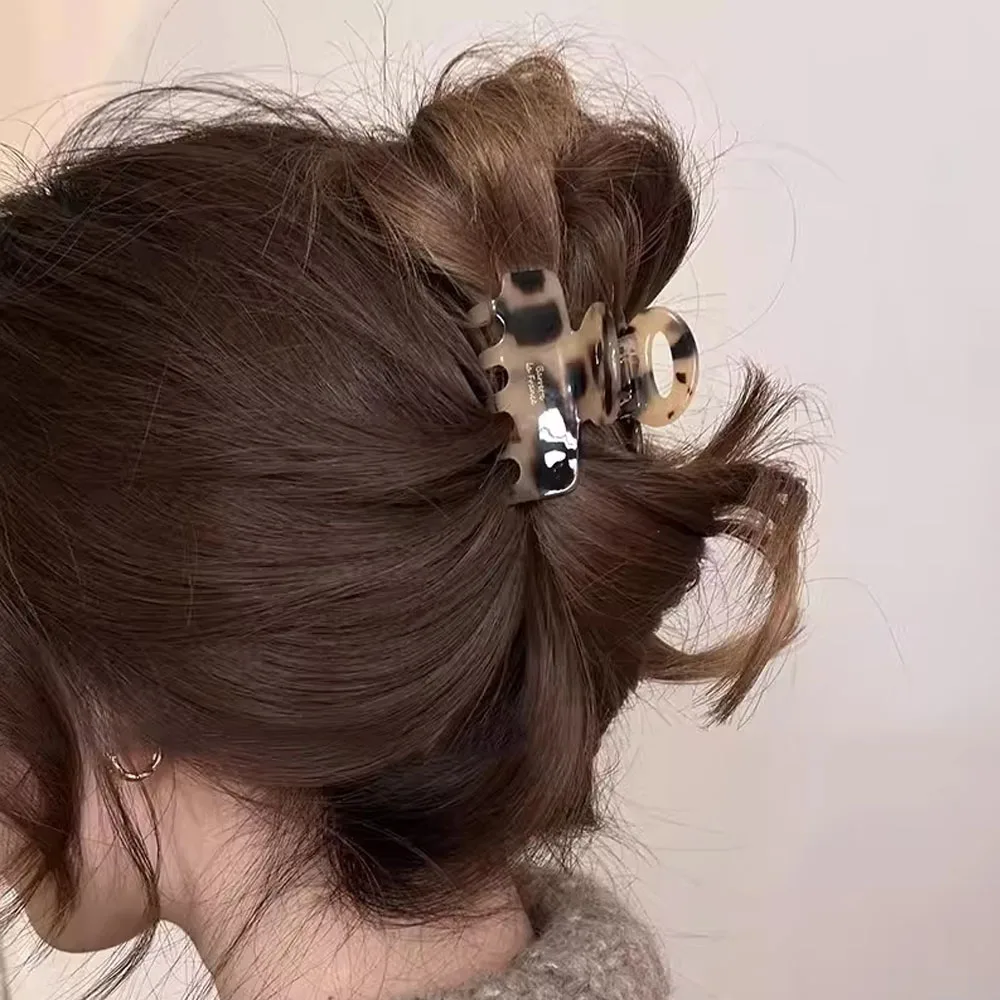 Haarspange, leichter Luxus, Hai-Clip, High-End-Feeling, Haar-Accessoires, Mädchen und Frau, kleine Halteklammer, seitliche Haarspange – Detail 2