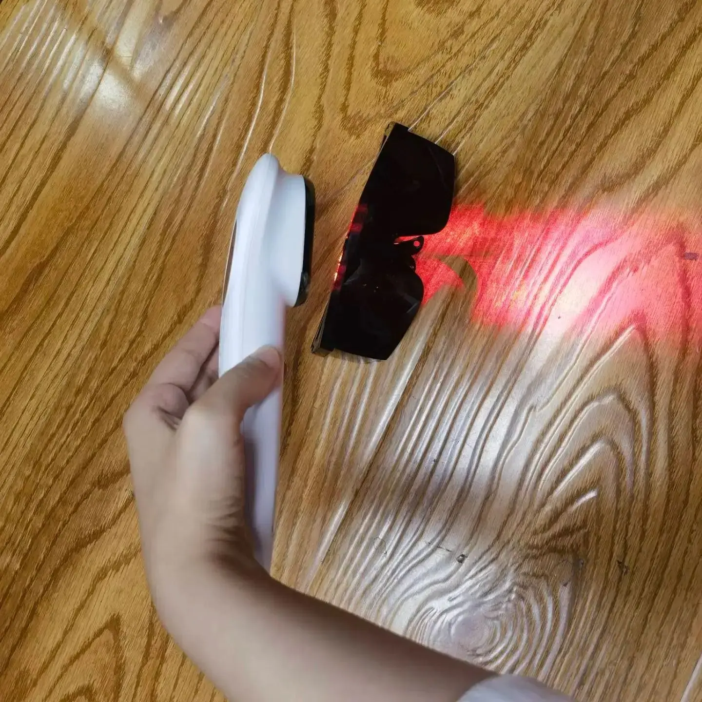 

Устройство для холодной лазерной терапии для домашнего использования, красный свет 650 нм 808 нм для лечения артрита, боли в плечах и шее, заживления ран и здравоохранения