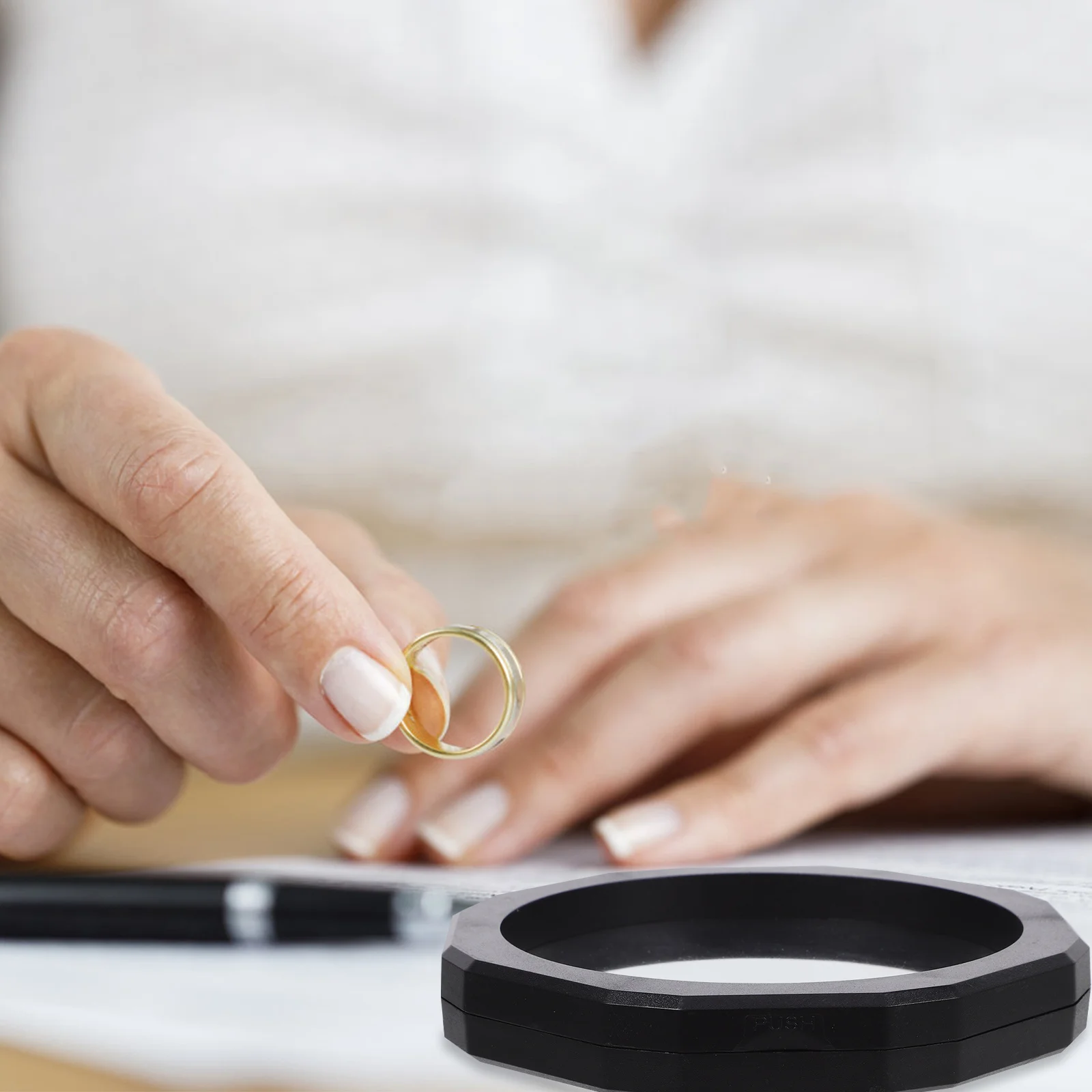 

3D Floating Frame Display Case 12.8cm Diameter Black Transparent Jewelry Coin Display Box Shadow Box for Medals and Keepsakes