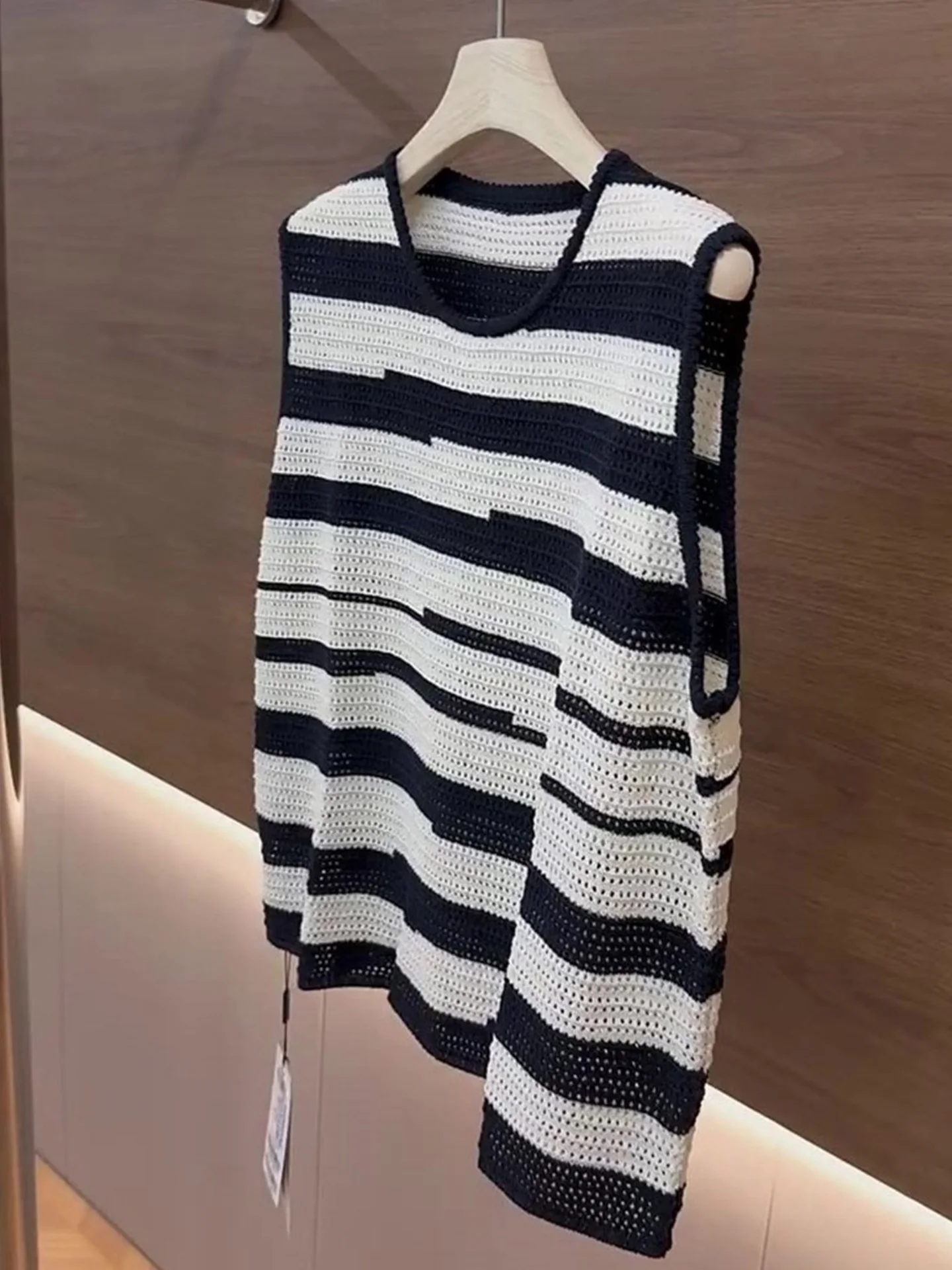 Estate 2025 Gilet lavorato a maglia scavato a righe da donna Pendolarismo Faion oulder Bared Top Svel Coreano Sle Loose Fit