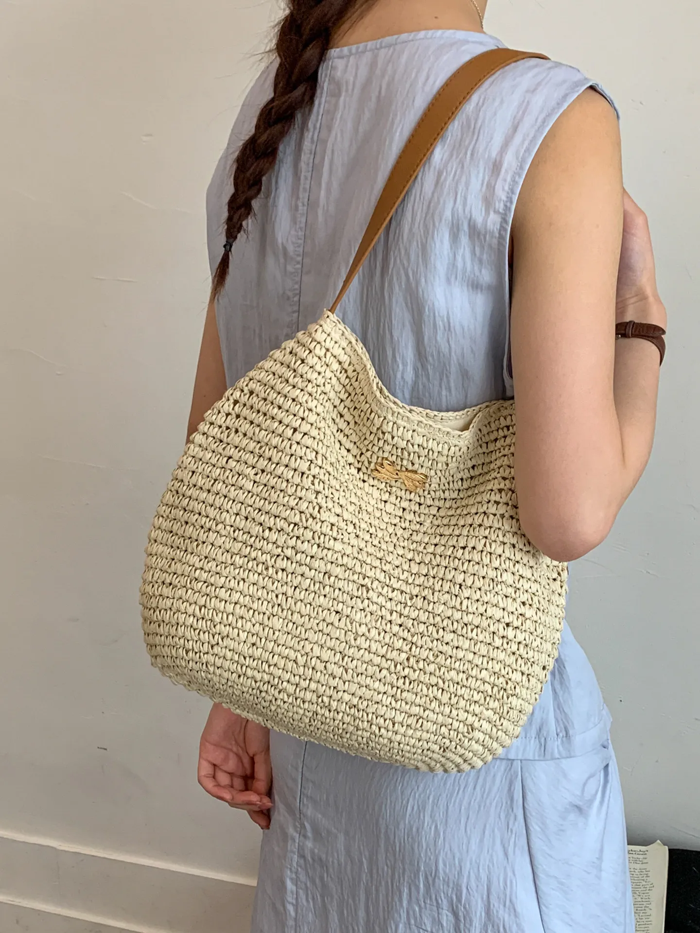 

Новая летняя плетеная сумка-ведро 2026 года для женщин: французский повседневный стиль, простой ретро-дизайн, для отпуска