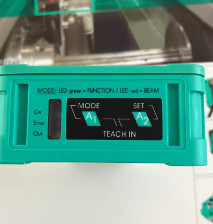 

новый оригинальный датчик UB2000-F42-I-V15 UB2000-F42-U-V15 UB2000-F42-E5-V15