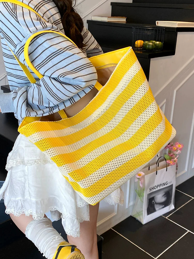 

Large Capacity Hollow Striped Beach Bag Women's 2025 New Fashion Commuting Tote Bag Summer Simple Casual Armpit Bag For Girls