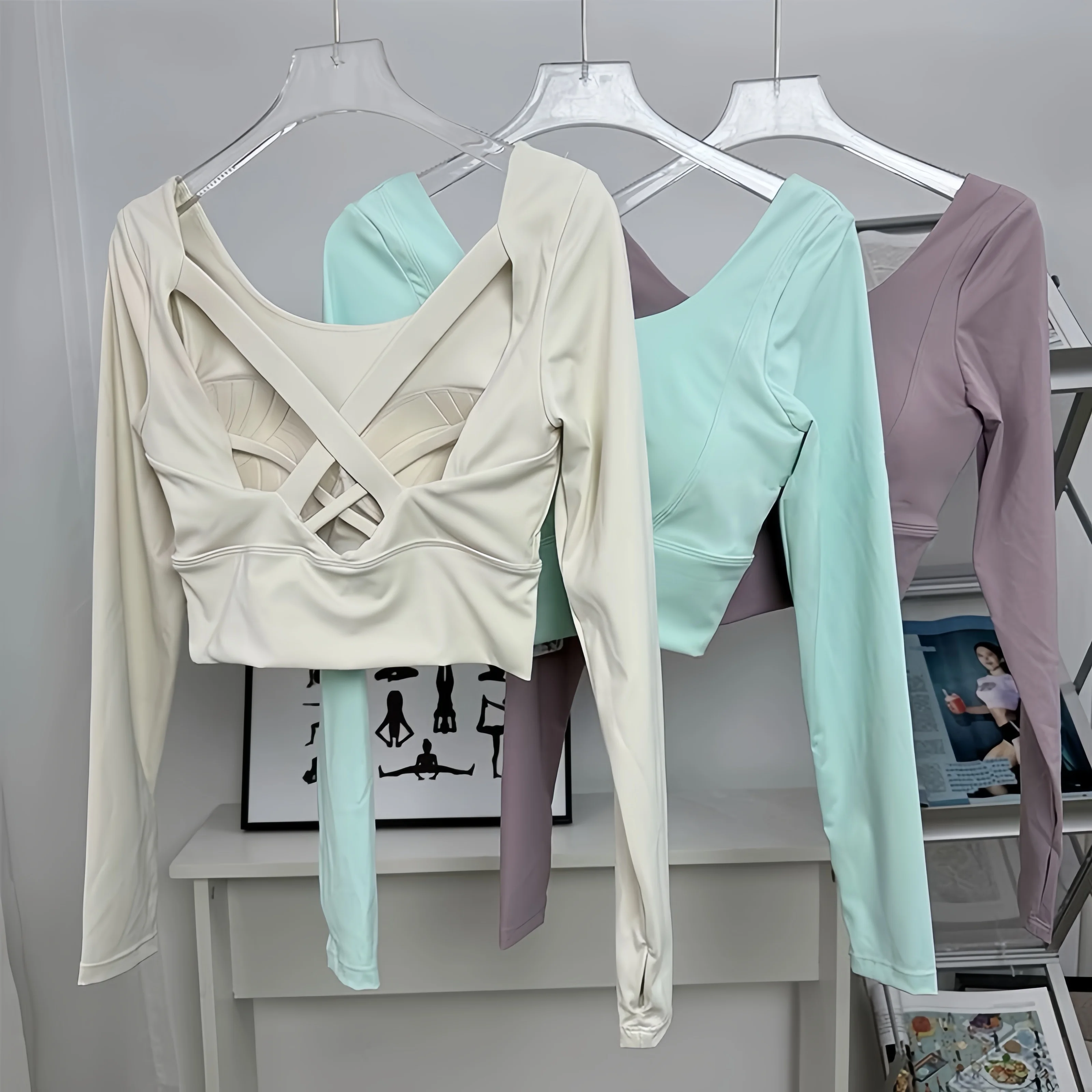 Women's Long-Sleeve Yoga Wear with Built-In Bra, Fitness Pilates Sports Top, Training Outfit for Outdoor Wear
