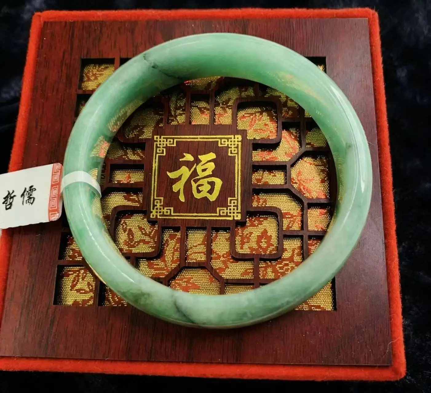 

Real phone shooting of light green 57.2mm jade bracelet